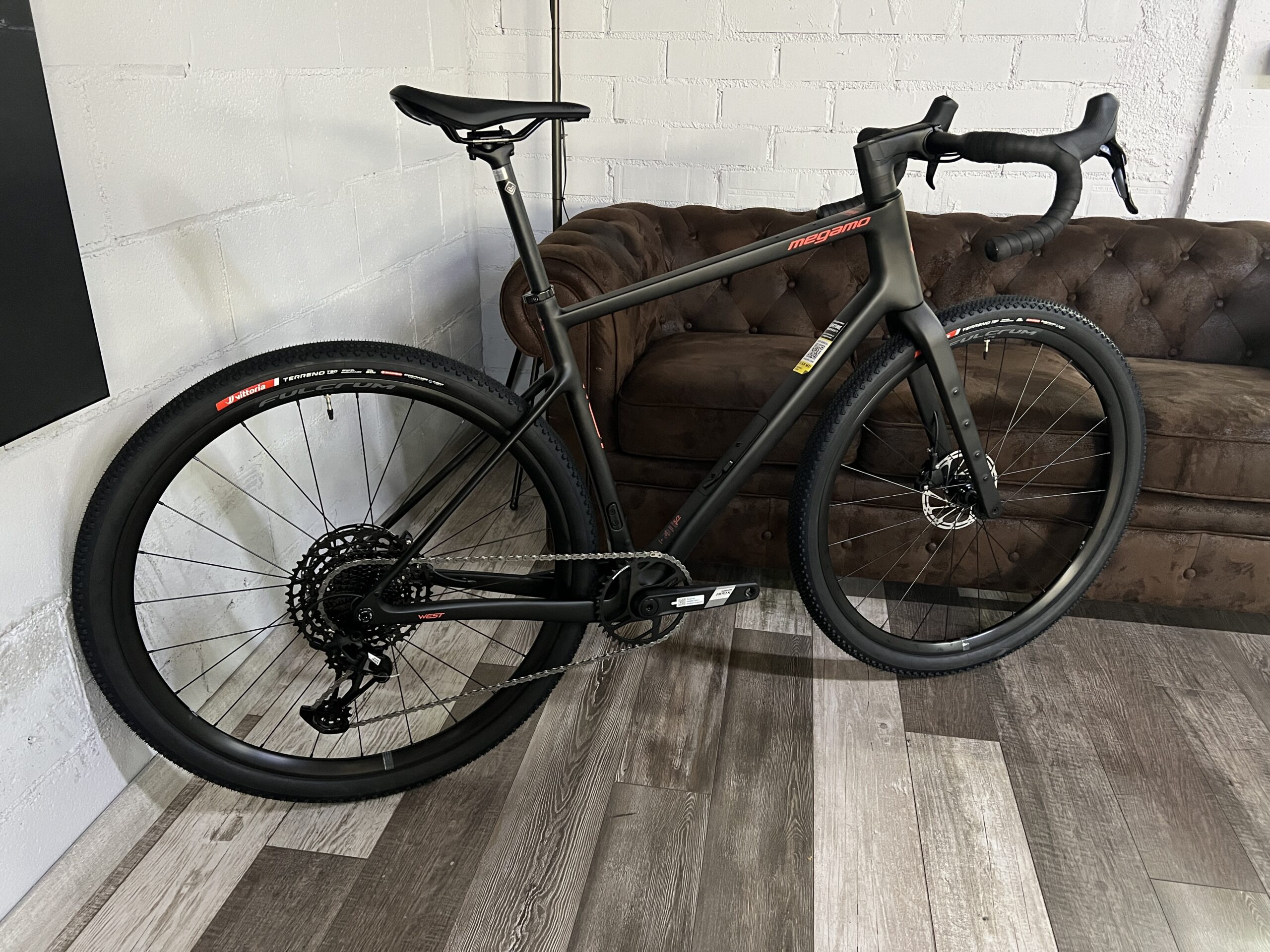 MEGAMO WEST 10 CARBON 2027 - Imagen 2