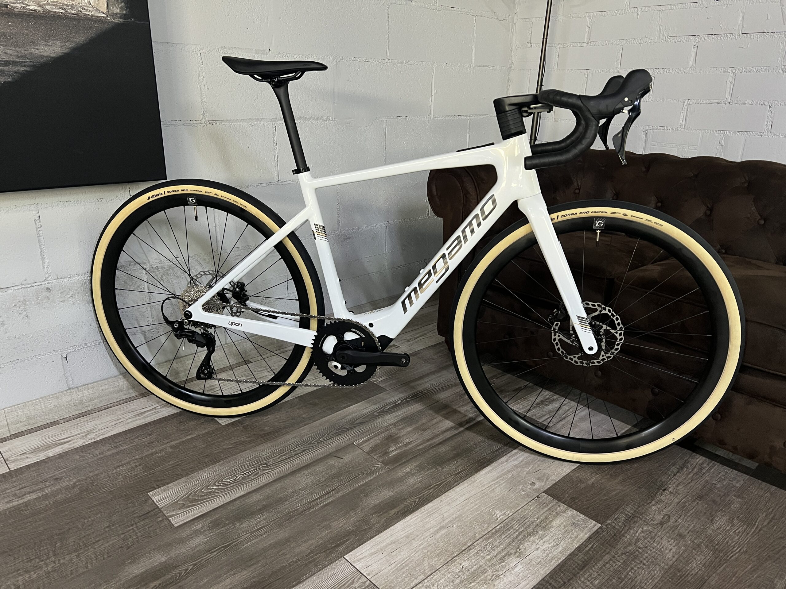 MEGAMO UPON 20 2027 Avionox M2